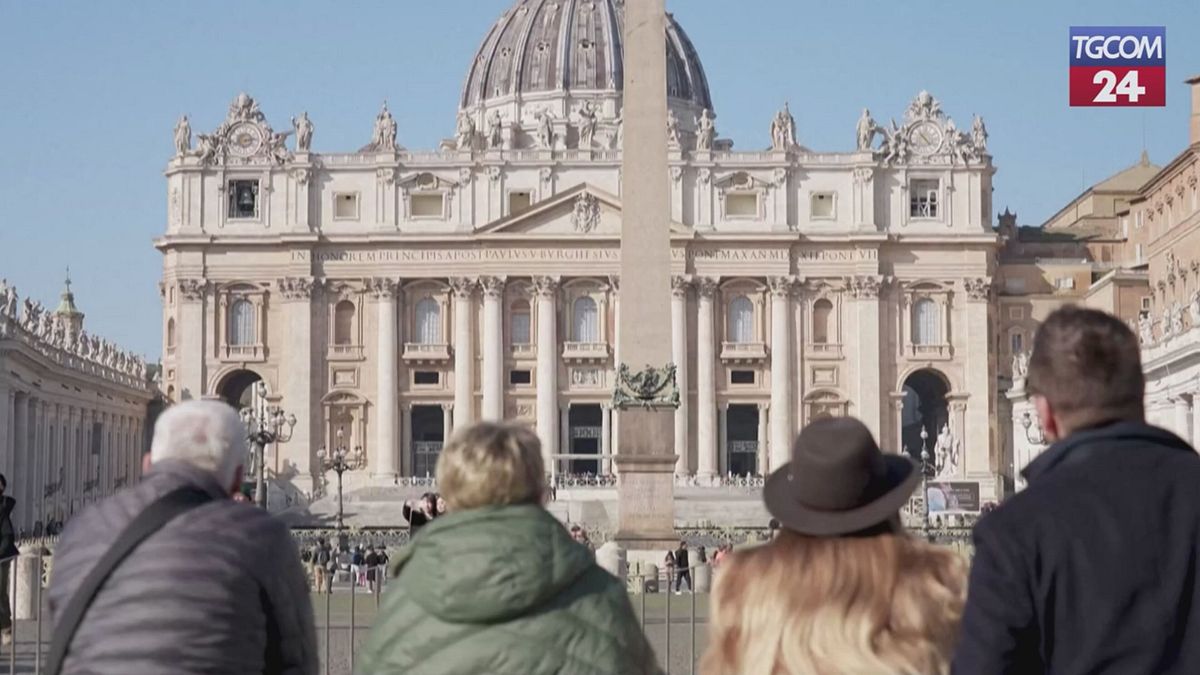 Roma, migliaia di pellegrini in preghiera per Papa Francesco