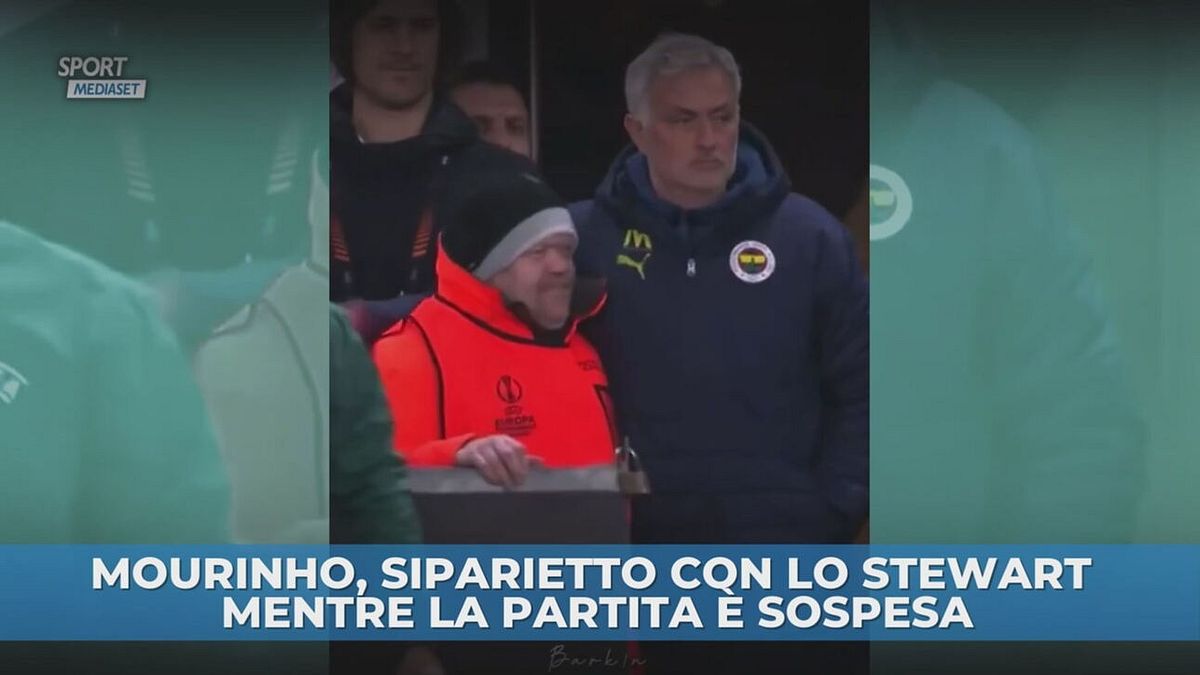 Mourinho, siparietto con lo stewart mentre la partita è sospesa