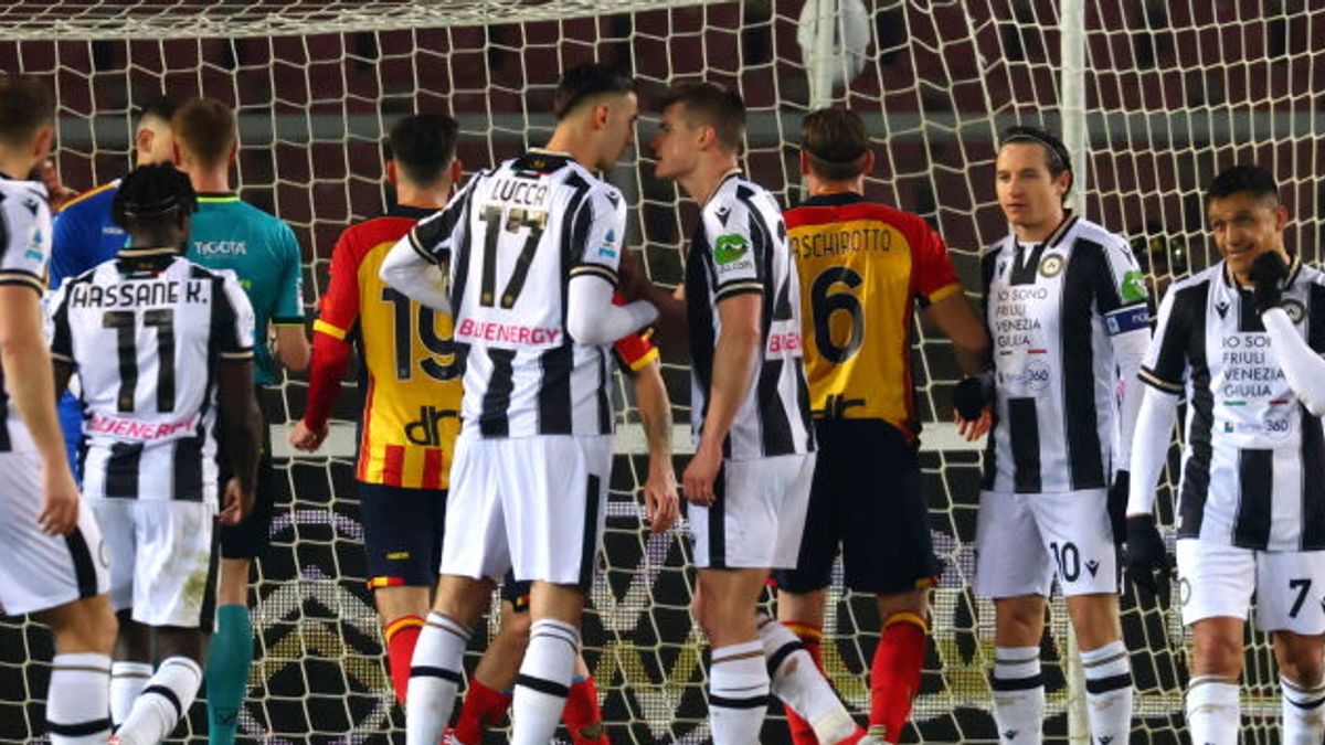 Lecce-Udinese 0-1, 21 febbraio 2025: Lucca prende il pallone per tirare il rigore nonostante non fosse lui il rigorista designato, i compagni di squadra protestano e non esultano con lui dopo il gol. Subito dopo Runjaic lo sostituisce come punizione