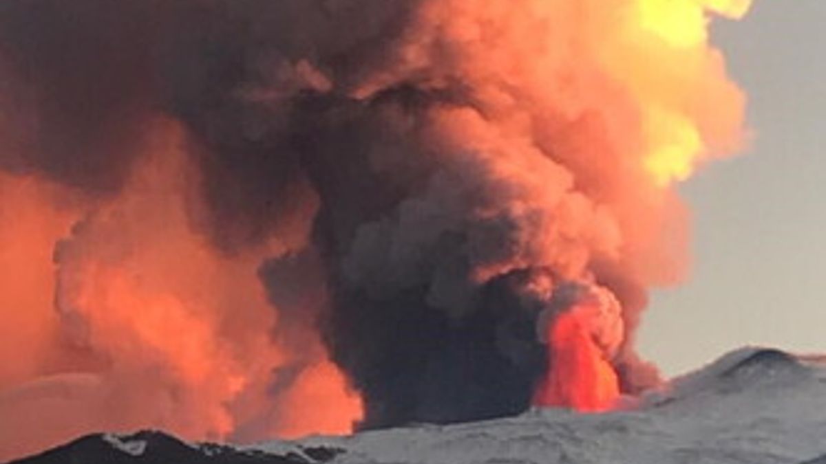 Il vulcano Etna in eruzione, Tenuta Terre Nere