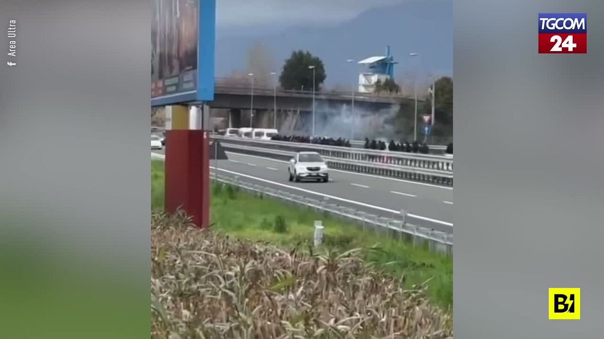  Versilia, guerriglia in autostrada tra tifosi della Lucchese e del Perugia