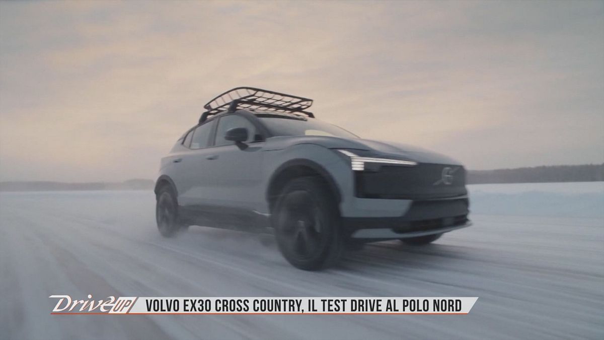 Volvo EX30 Cross Country, il test drive al Polo Nord