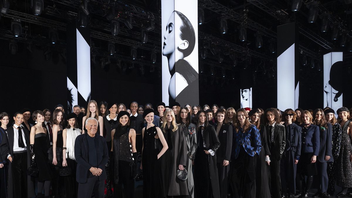 Emporio Armani autunno inverno 2025-26 | Giorgio Armani con le modelle alla fine della sfilata (credit: SGP)