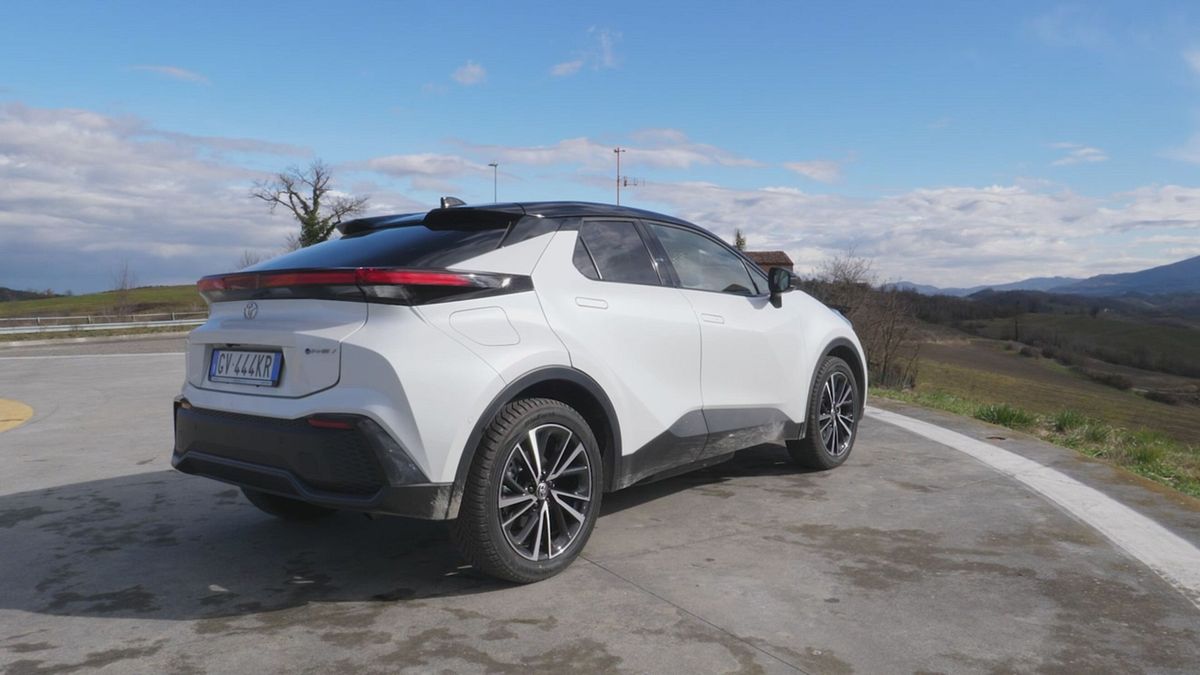 C-HR diventa "plug-in"