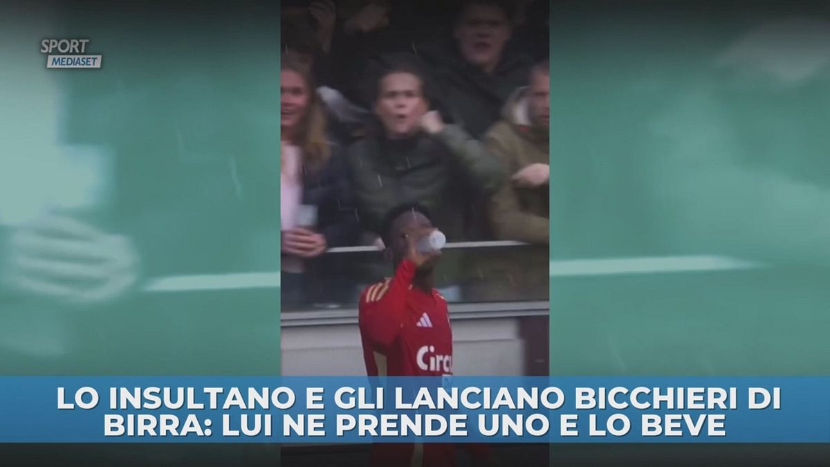 Gli lanciano bicchieri e lui…