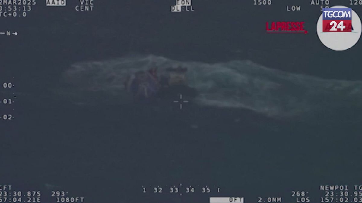 Australia, sorpreso da un ciclone in mezzo all'Oceano: salvato dalla Marina dopo tre giorni