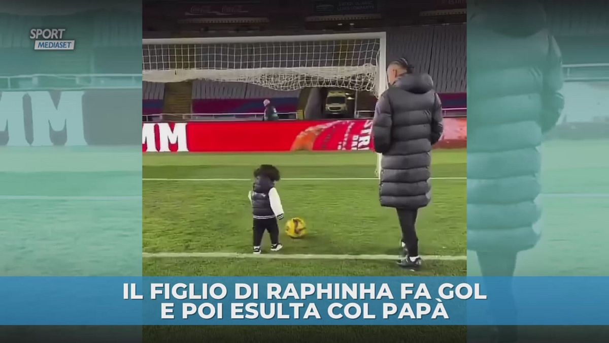 Il figlio di Raphinha fa gol e poi esulta col papà