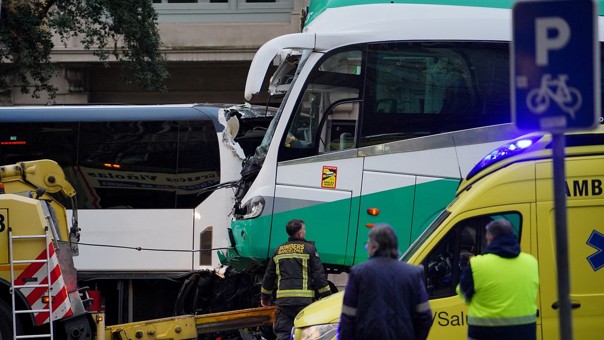 Lo scontro tra il bus di studenti messinesi e quello dei crocieristi a Barcellona