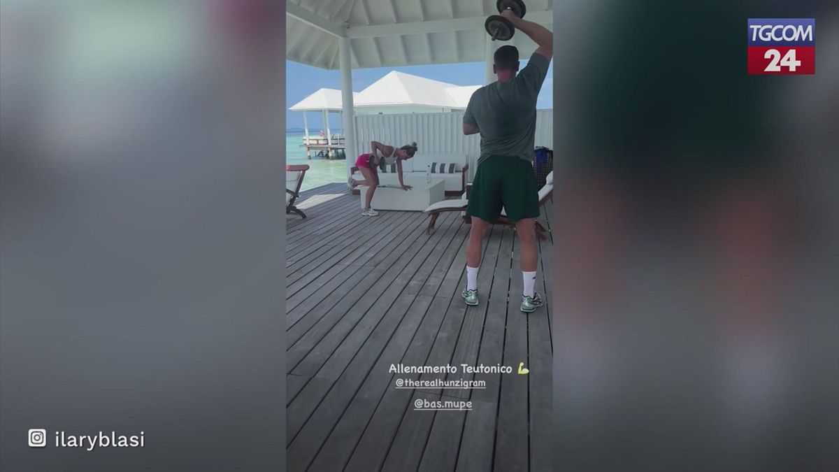 Michelle Hunziker e Ilary Blasi, workout con vista sull'oceano nel resort di lusso alle Maldive