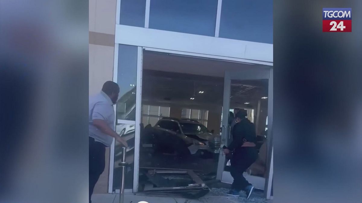 California, sfonda con l'auto l'ingresso di una concessionaria e sperona vetture e persone: 9 feriti