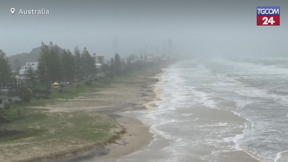 Australia, ciclone Alfred sulla costa orientale: spiagge distrutte e strade allagate