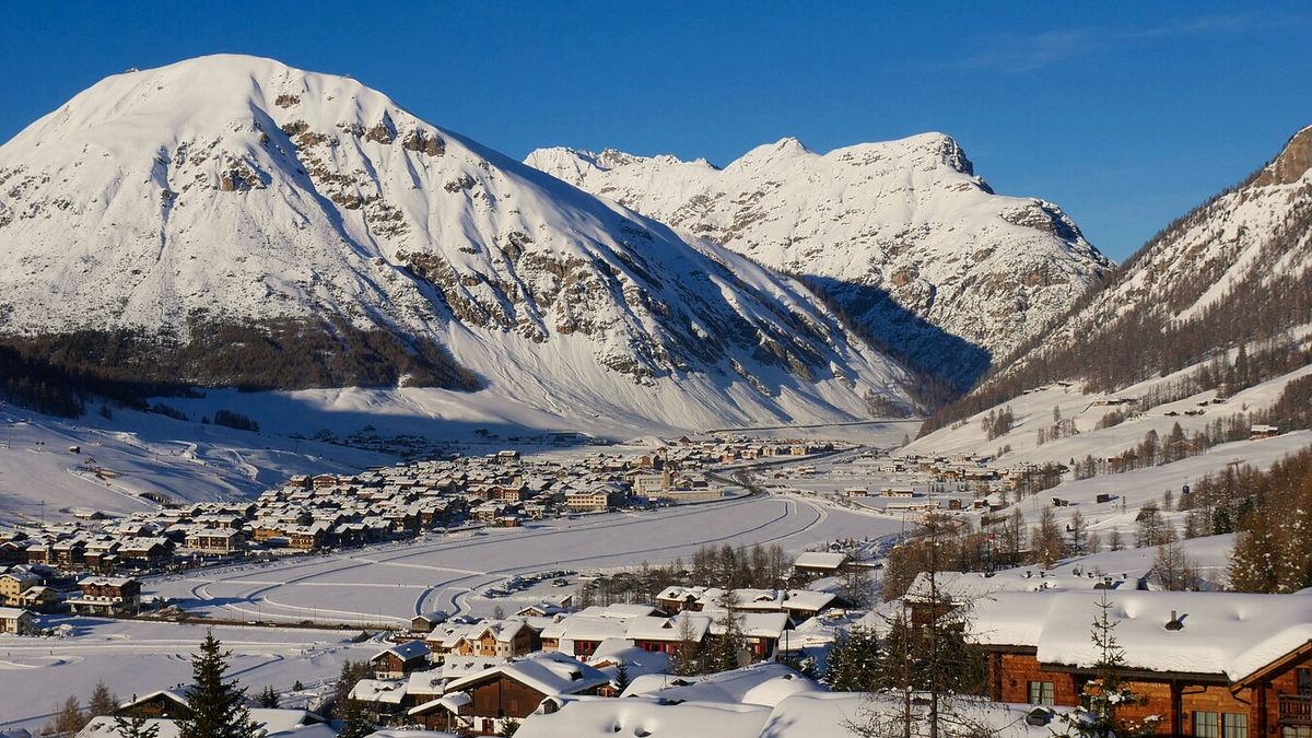 Panorama su Livigno, la bella stazione montana dalla particolarissima conformazione, adagiata su una lunga vallata