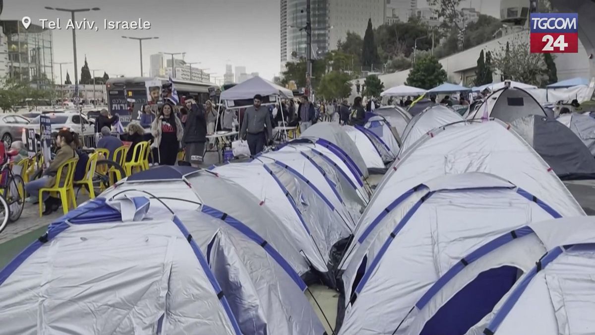 Tel Aviv, manifestanti si accampano davanti al ministero della Difesa