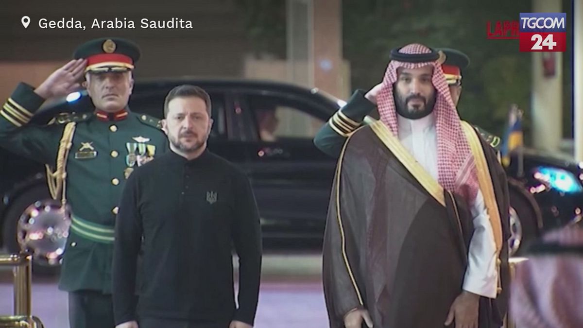 L'arrivo di Zelensky a Gedda: il presidente ucraino accolto dal principe Bin Salman