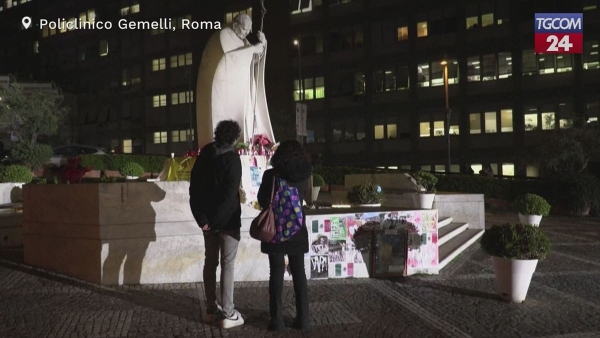 Papa Francesco, continua il pellegrinaggio dei fedeli al Policlinico Gemelli di Roma