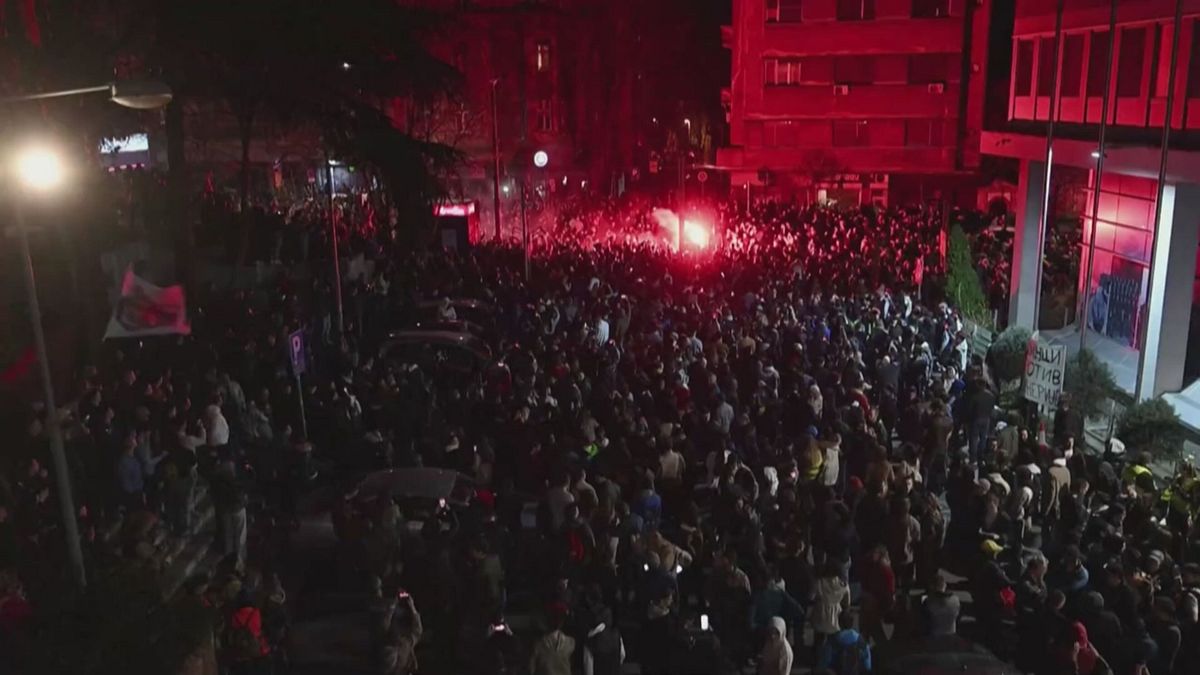 Serbia, proteste a Belgrado: in centinaia bloccano l'ingresso all'emittente televisiva statale