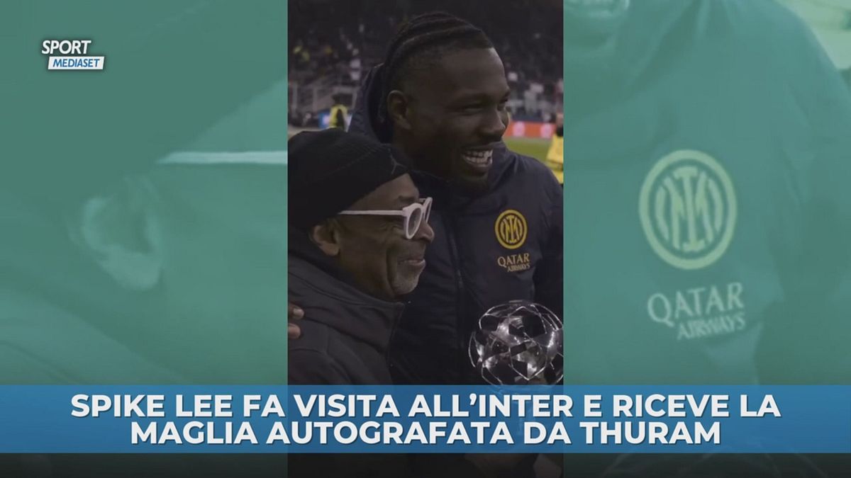 Spike Lee fa visita all'Inter e riceve la maglia autografata da Thuram