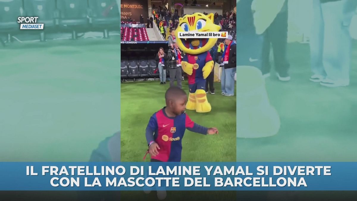 Il fratellino di Lamine Yamal si diverte con la mascotte del Barcellona