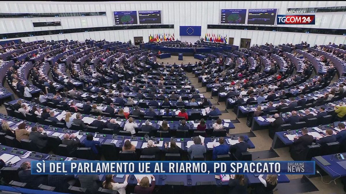 Breaking News delle 21.30 | Sì del parlamento Ue al riarmo, Pd spaccato