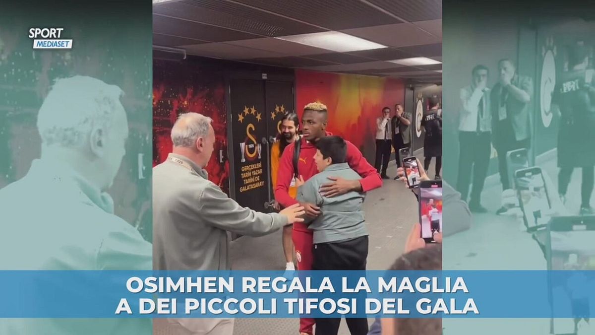 Osimhen regala la maglia a dei piccoli tifosi del Gala