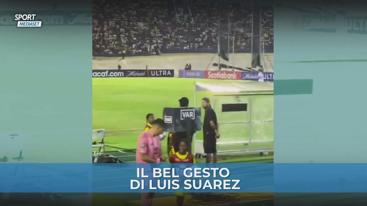 Luis Suarez fa felice il piccolo tifoso giamaicano: gli regala la maglia