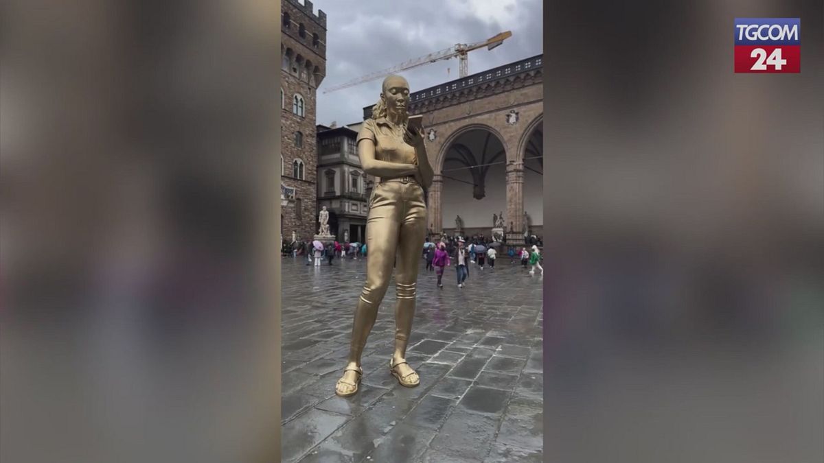 Una ragazza d'oro di 4 metri in piazza della Signoria a Firenze