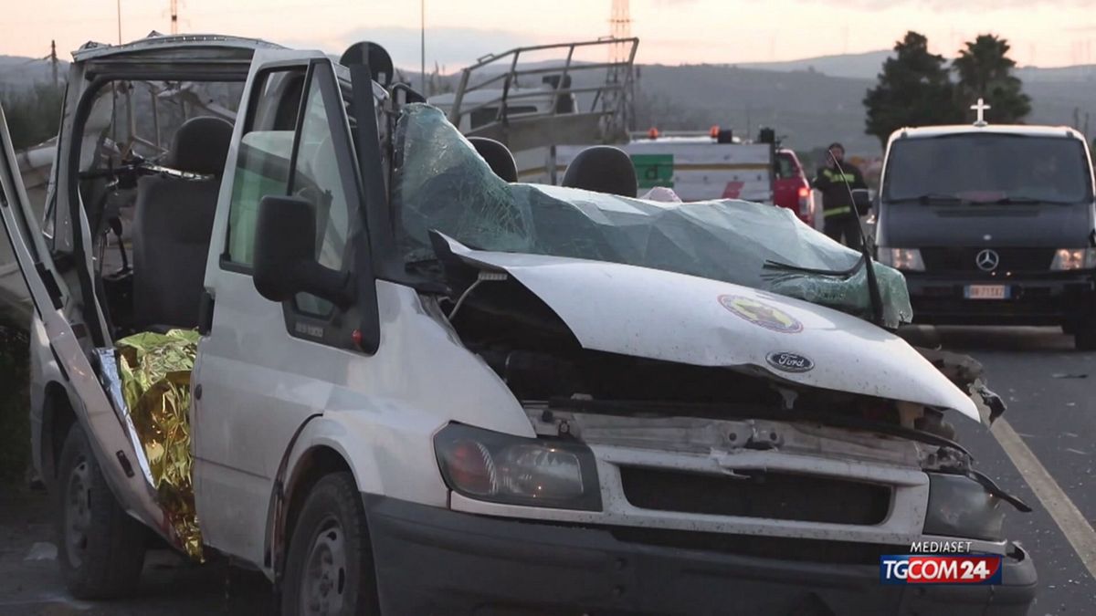 19.50 STRAGE DI BRACCIANTI SRV