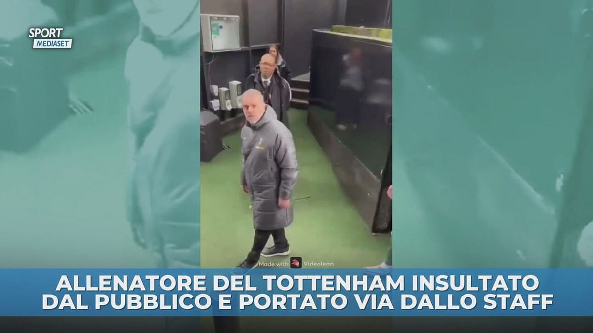 Allenatore del Tottenham insultato dal pubblico e portato via dallo staff