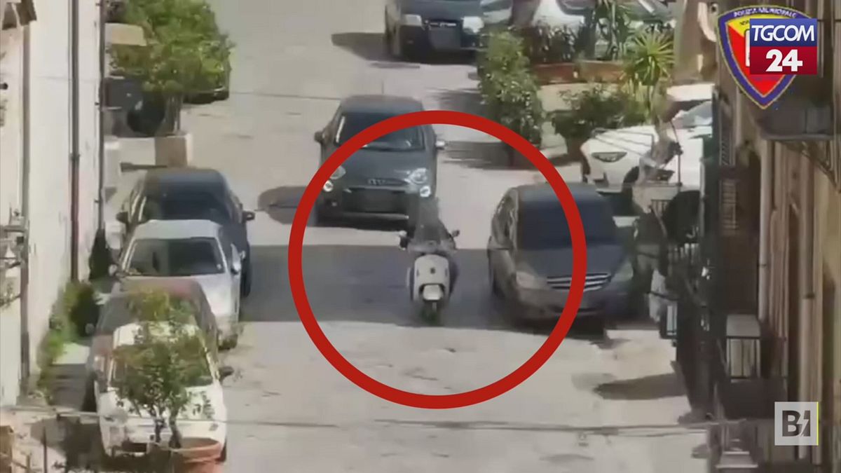 Palermo, getta un sacchetto dell'immondizia in strada: beccato dal drone della polizia municipale