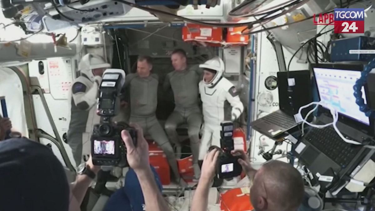 I due astronauti bloccati sulla Iss tornano a casa: il momento dello sgancio della navicella Crew Dragon