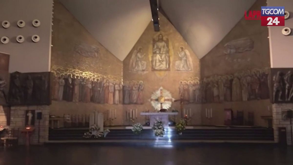 Covid, Bergamo ricorda le vittime della pandemia: la chiesa del cimitero svuotata dei banchi come nel 2020