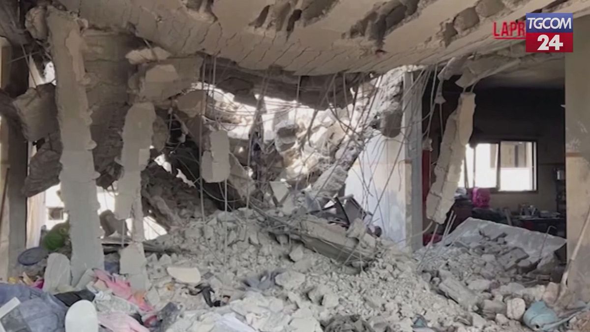 Gaza, scuola distrutta nei raid israeliani: tra le macerie spuntano i vestiti dei bimbi