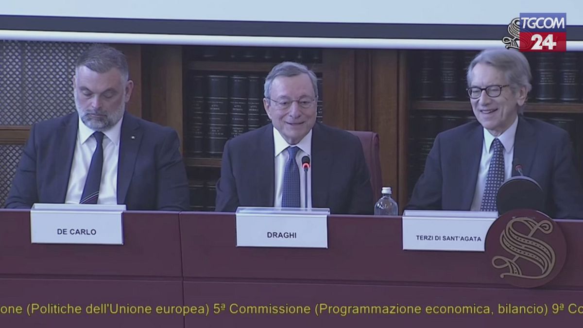 "Vedo che guardate l'orologio", Draghi perde la pazienza con i parlamentari e chiude l'audizione