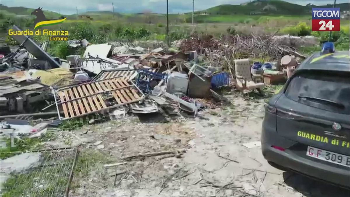 Discarica abusiva scoperta a Crotone: trovate 300 tonnellate di rifiuti pericolosi