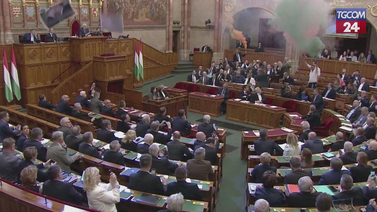 Ungheria, approvata la legge per vietare il Pride: proteste e fumogeni in Parlamento
