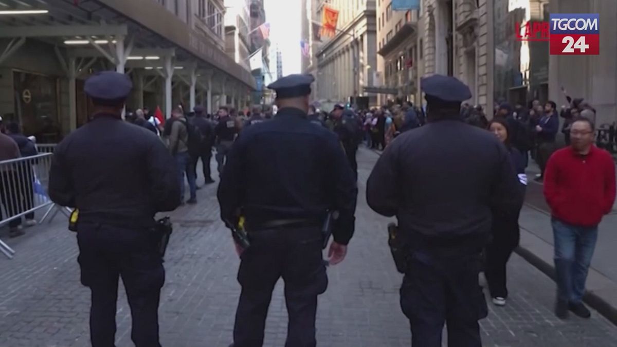 Proteste pro Palestina davanti al Trump Building di Manhattan