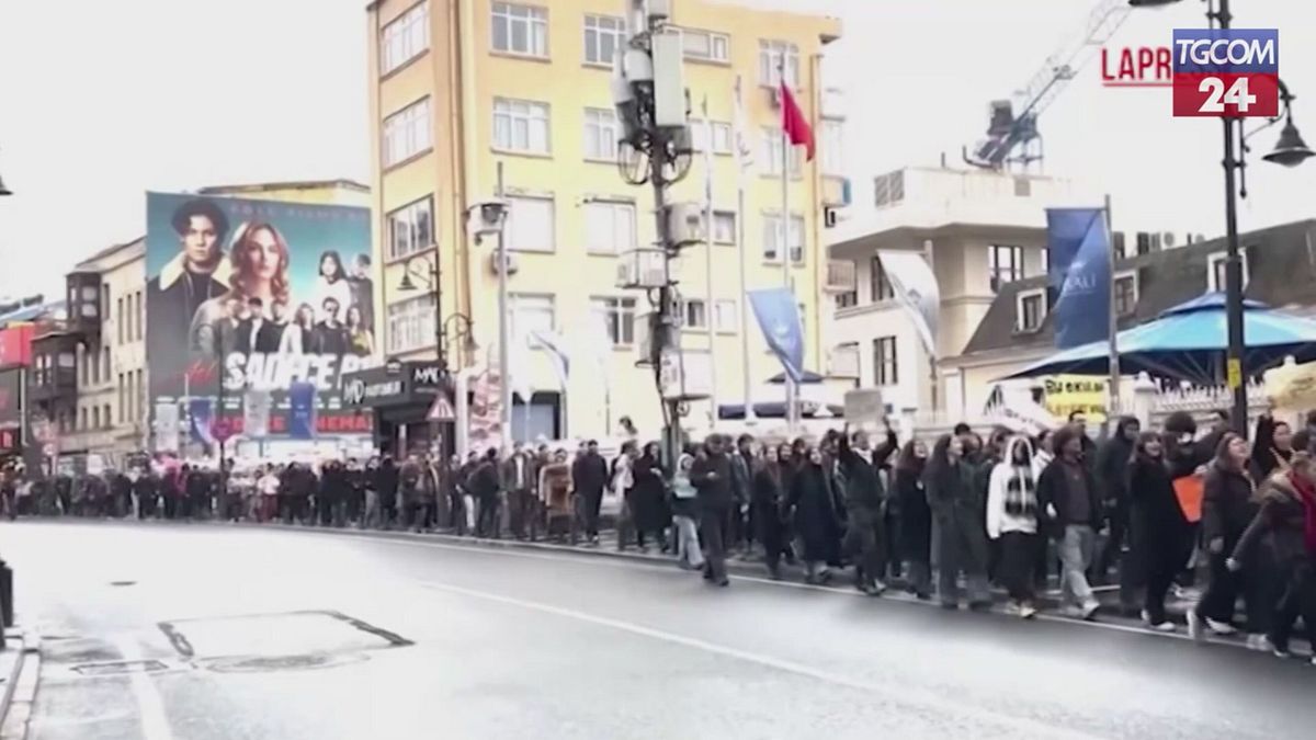 A Istanbul studenti in marcia per protestare contro l'arresto del sindaco Imamoglu