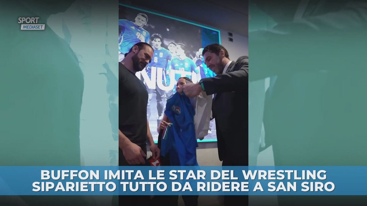 Buffon imita le star del wrestling