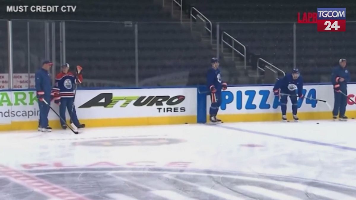 Canada, il neo premier si allena sul ghiaccio con una squadra di hockey