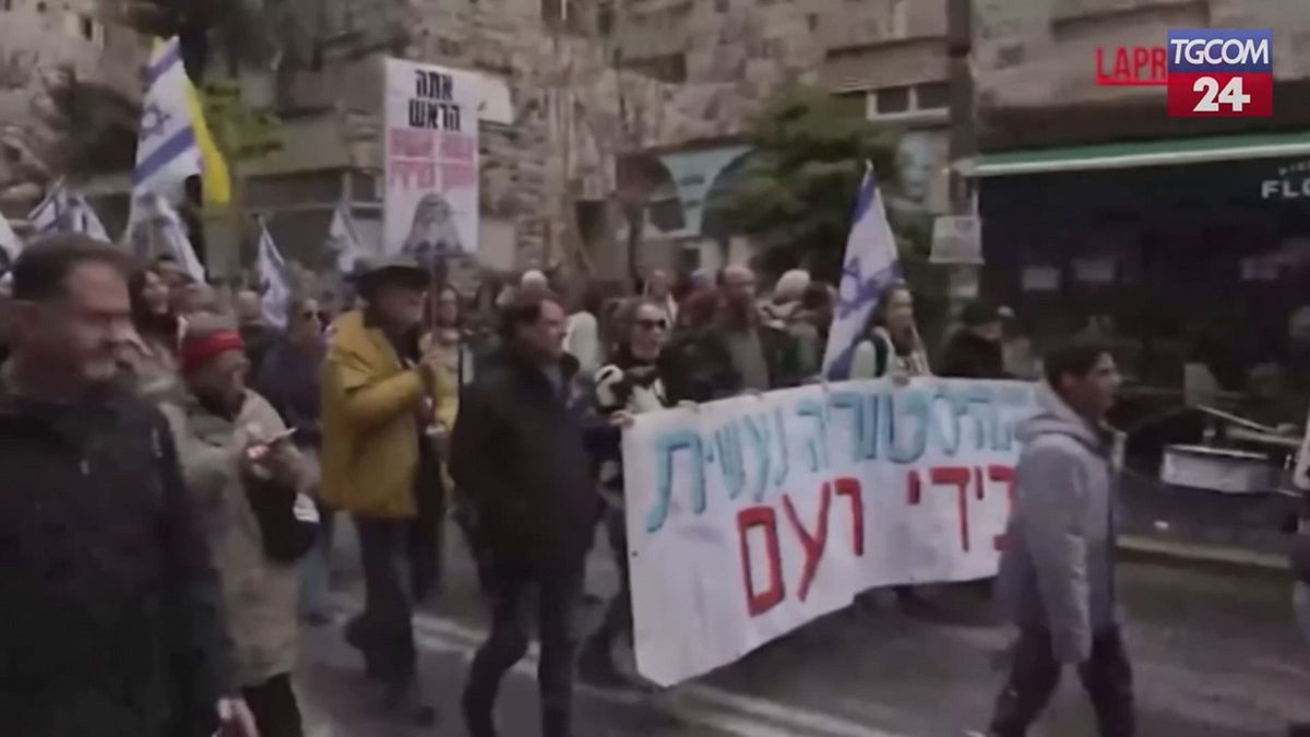 Gerusalemme, manifestanti continuano a chiedere la fine della guerra a Gaza e il rilascio degli ostaggi