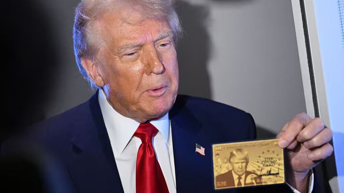 Donald Trump presenta la Gold Card: la residenza permanente negli Usa è ora in vendita a 5 milioni di dollari