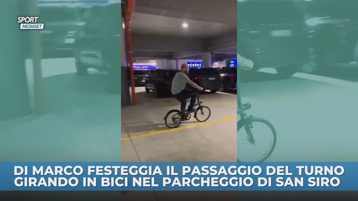 Di Marco festeggia il passaggio del turno girando in bici nel parcheggio di San Siro