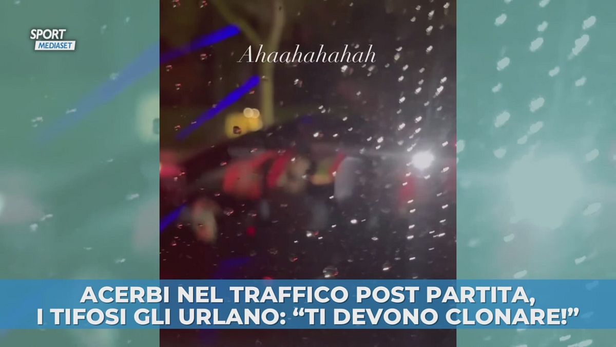 Acerbi nel traffico, i tifosi gli urlano: "Ti devono clonare!"