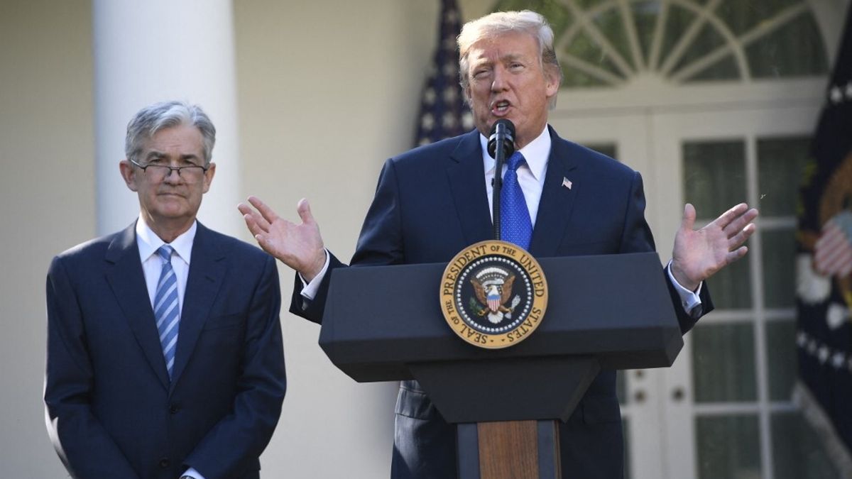 Donald Trump con Jerome Powell nel giardino delle Rose alla Casa Bianca: è il giorno in cui il presidente Usa lo nomina al vertice della Federal Reserve