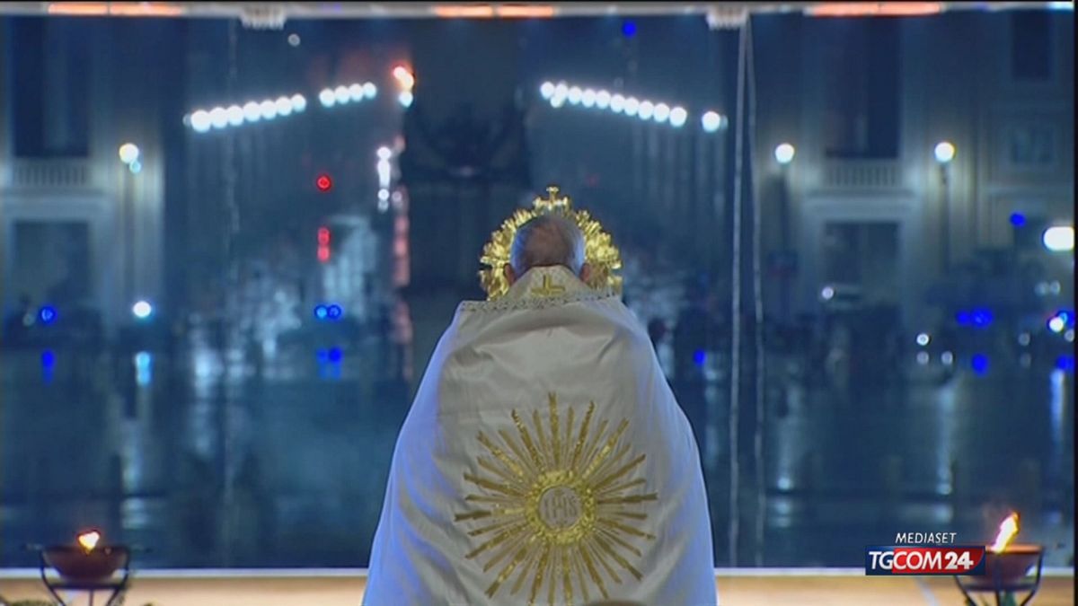 18.10 LA PREGHIERA SOLITARIA DEL PAPA SRV