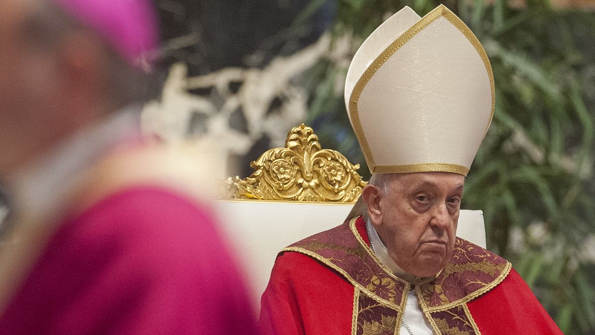Papa Francesco nella Basilica di San Pietro mentre guida una messa in memoria del Sommo Pontefice Benedetto XVI e dei cardinali e vescovi deceduti nel corso del 2023