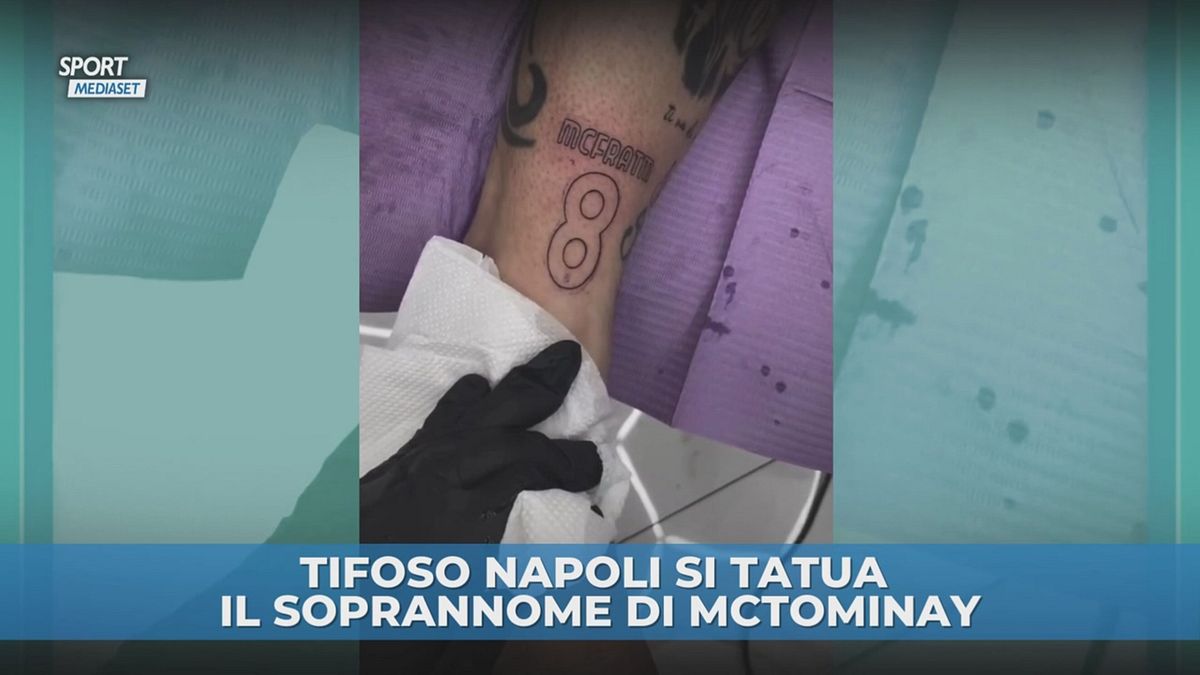 Tifoso Napoli con McTominay sul braccio