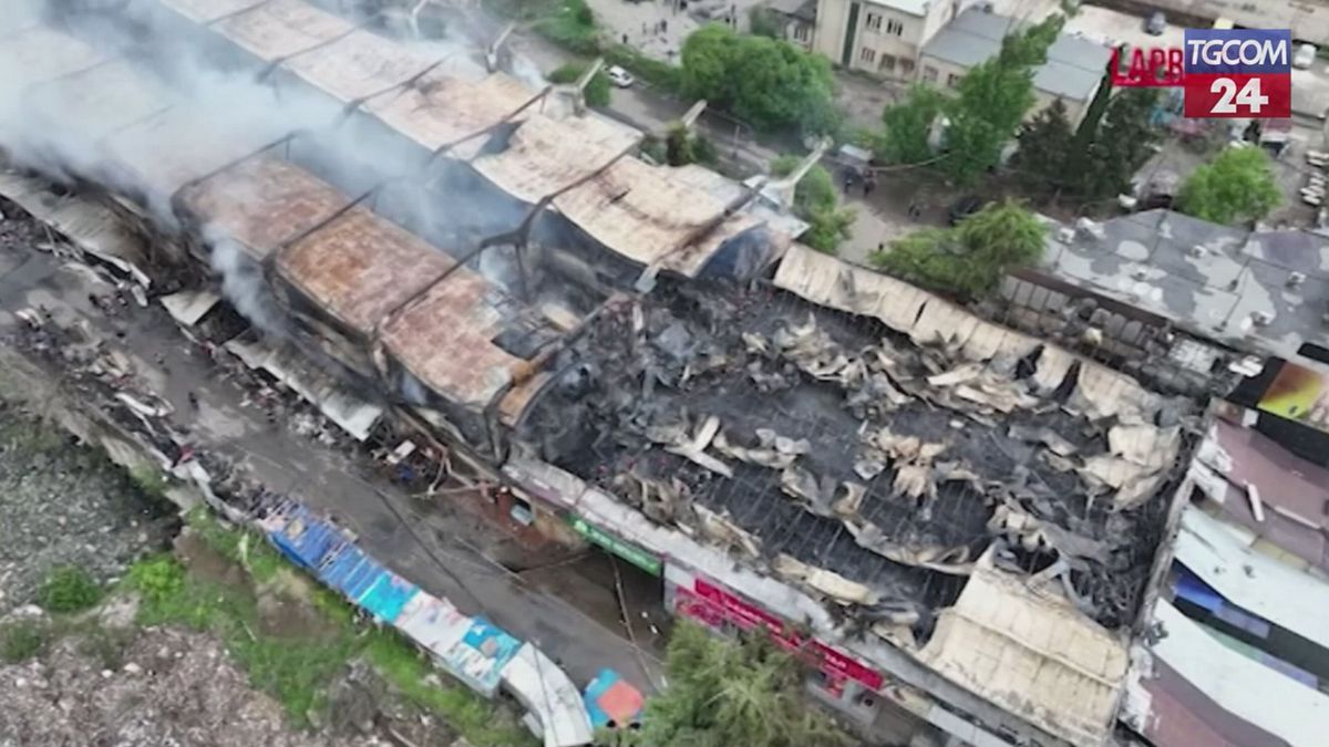 Tbilisi, enorme incendio vicino al mercato della stazione