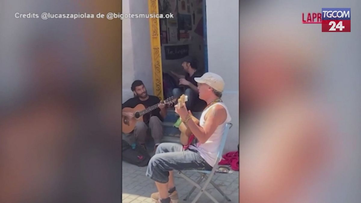 Spagna, Manu Chao si esibisce in strada durante il blackout