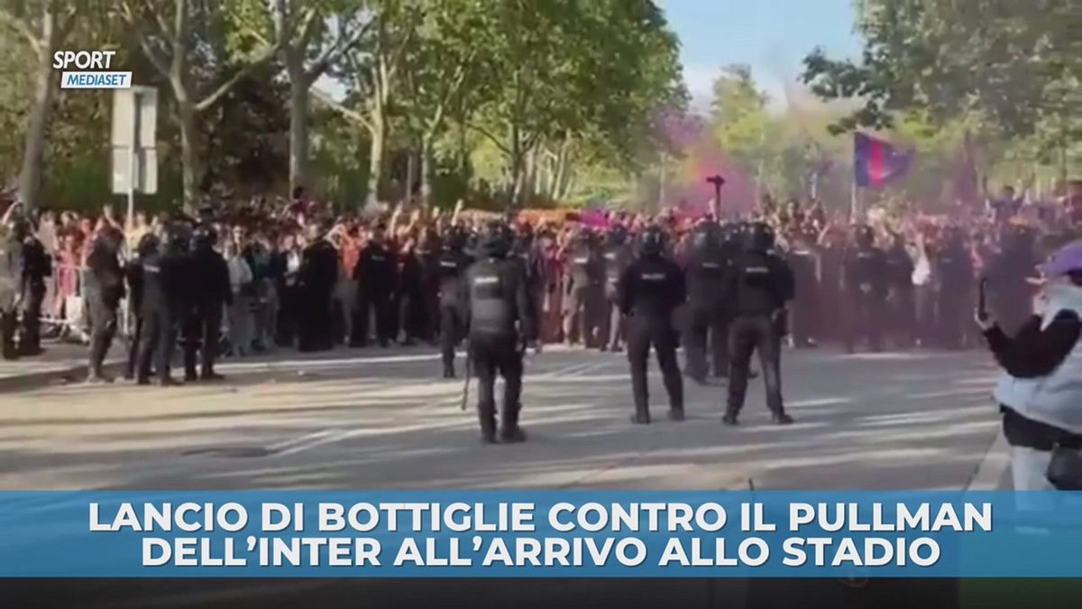 I tifosi del Barcellona lanciano bottiglie contro il pullman dell'Inter